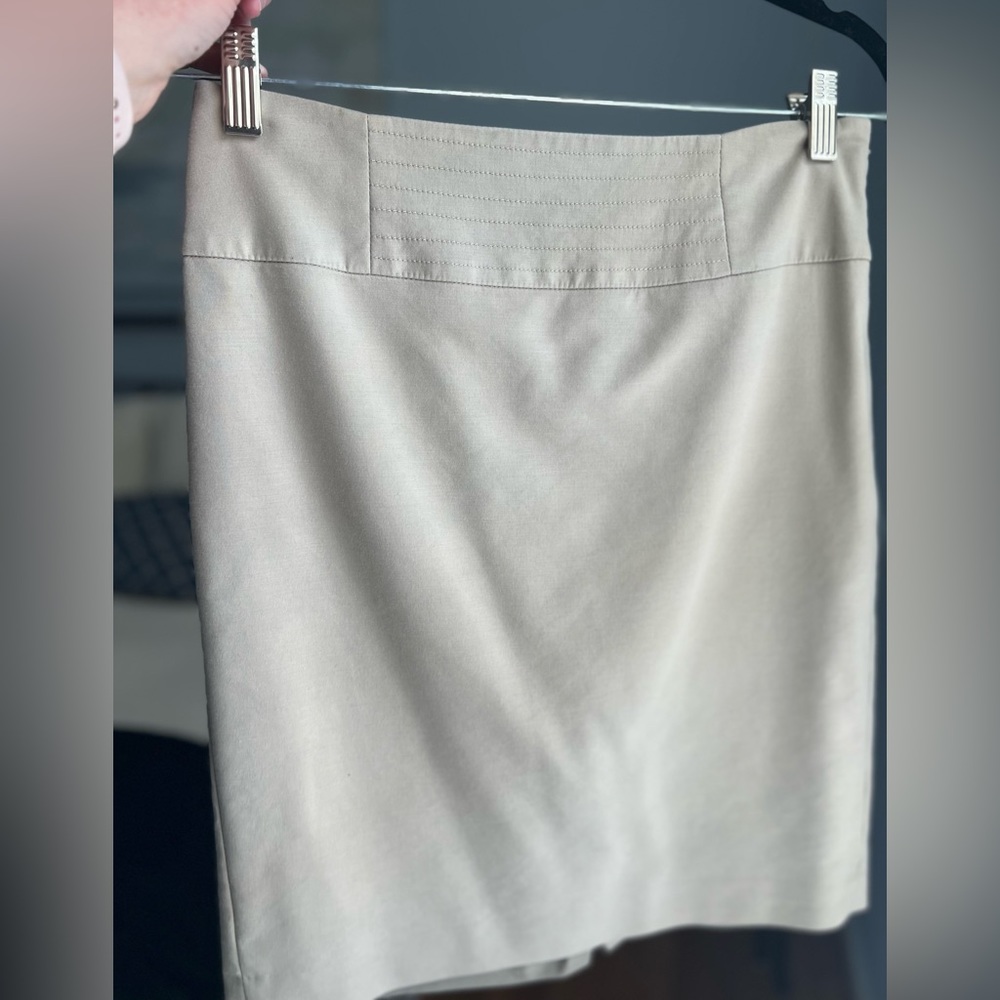 Banana Republic size 4 beige skirt. Great condition. Only dry cleaned.